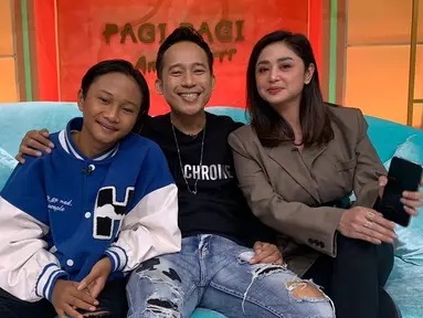 Fajar Sad Boy kini sedang sibuk-sibuknya. Ia sering diundang di berbagai acara televisi yang membuatnya bertemu Denny Cagur dan Dewi Perssik. Momen Fajar bertemu para selebritas ini menjadi bukti bahwa sosoknya yang galau tapi kocak sudah mendapat atensi dari publik. (Liputan6,com/IG/fajjarsadboy)