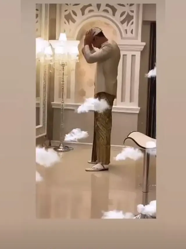 Momen Ali Syakieb Fitting Baju Pengantin. (Sumber: Instagram/@mogirelee)