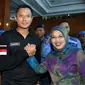 Agus Harimurti Yudhoyono dan Sylviana Murni melakukan salam komando saat menghadiri acara konsolidasi pengurus Partai Demokrat dan relawan pasangan cagub-cawagub DKI, Agus-Sylviana, di kawasan Pramuka, Jakarta, Rabu (5/10). (Liputan6.com/Johan Tallo)