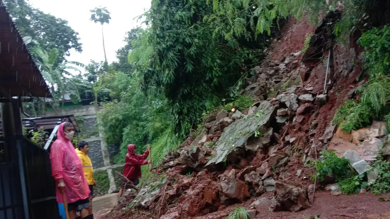 Hujan deras pada Minggu (24/1/2021) memicu longsor di Perumahan Pesona Jatiasri, Kecamatan Jatiasih, Bekasi.