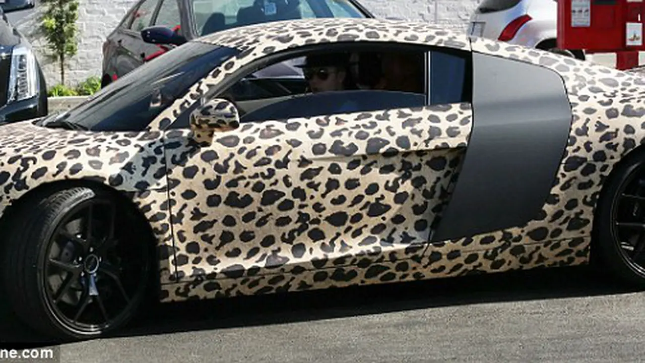 Aksi <i>Unyu</i> Justin Bieber Tunggangi Audi Totol Macan