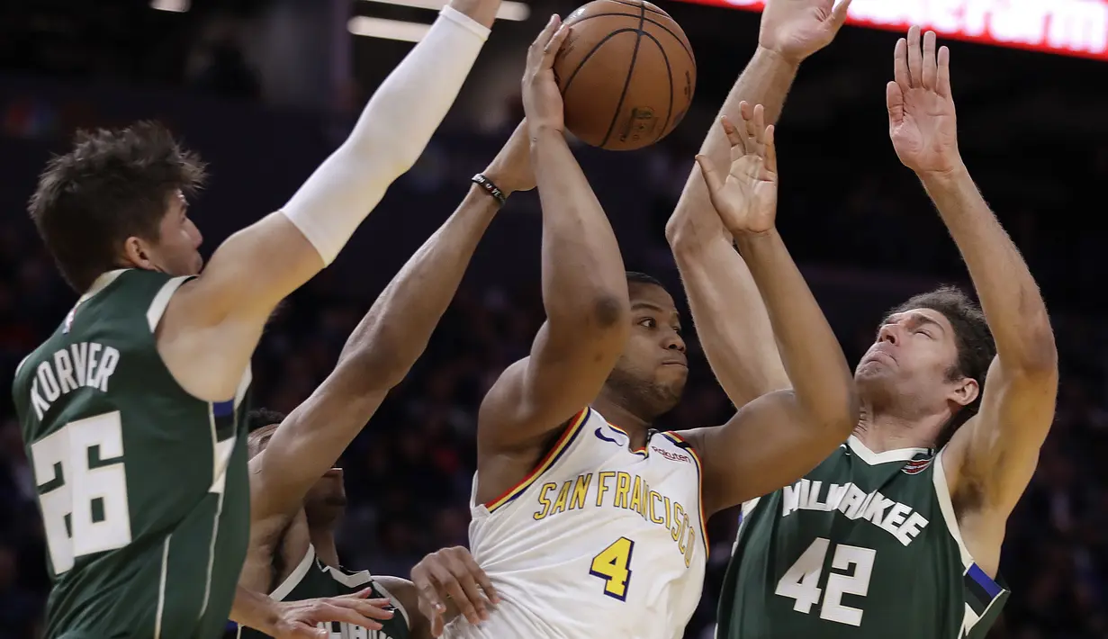 Pebasket Milwaukee Bucks, Robin Lopez dan Kyle Korver, berebut bola dengan pebasket Golden State Warriors, Omari Spellman, pada laga NBA di Chase Center, Rabu (8/1/2020). Milwaukee Bucks menang 107-98 atas Warriors. (AP/Ben Margot)