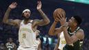 Pebasket Milwaukee Bucks, Giannis Antetokounmpo, berusaha memasukkan bola saat melawan Golden State Warriors pada laga NBA di Chase Center, Rabu (8/1/2020). Milwaukee Bucks menang 107-98 atas Warriors. (AP/Ben Margot)