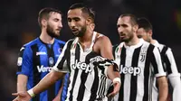 Bek Juventus, Mehdi Benatia bereaksi setelah jerseynya robek ditarik oleh pemain Atalanta, Marten de Roon dalam laga lanjutan Serie A Italia pekan ke-28 di Allianz Stadium, Kamis (15/3). Juventus menang 2-0 atas Atalanta. (MARCO BERTORELLO/AFP)