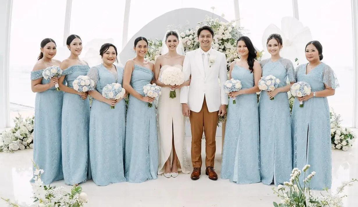 <p>Pada resepsi pernikahan Mikha Tambayong dan Deva Mahendra, bridesmaid tampil serba biru. Serasi dengan model dress panjang, deretan bridesmaid terlihat menawan. [Instagram/miktambayong]</p>
