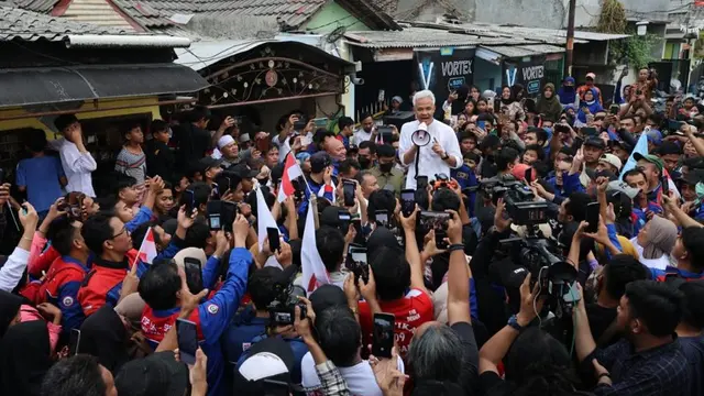 Calon Presiden Ganjar Pranowo mengunjungi salah satu rumah perwakilan buruh yang berada di Perum Mustika, Tigaraksa, Kabupaten Tangerang, Banten, Jumat (17/11/2023) (Istimewa)