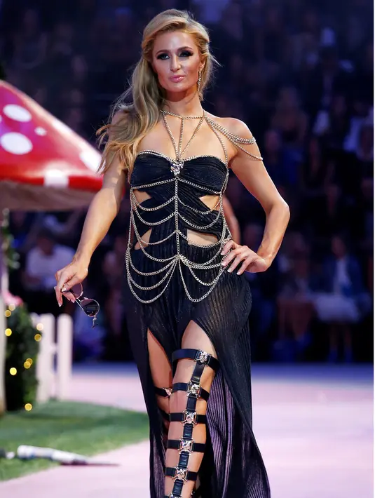 Paris Hilton saat tampil mengenakan busana koleksi Philipp Plein women Spring-Summer 2017 dalam acara Milan Fashion Week di Italia, (21/9).  Paris Hilton tampil seksi dengan gaun berwarna hitam dengan kalung ditubuhnya. (REUTERS/Alessandro Garofalo)