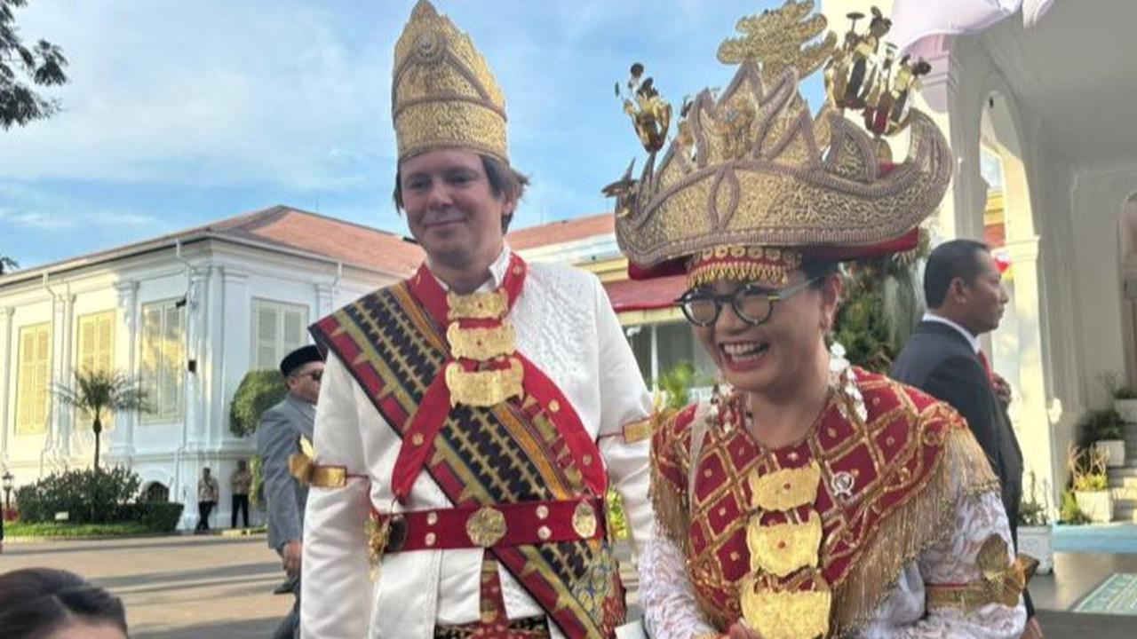 Wamen Stella Bagi-bagi Hadiah Saat Karnaval Kemerdekaan di Monas