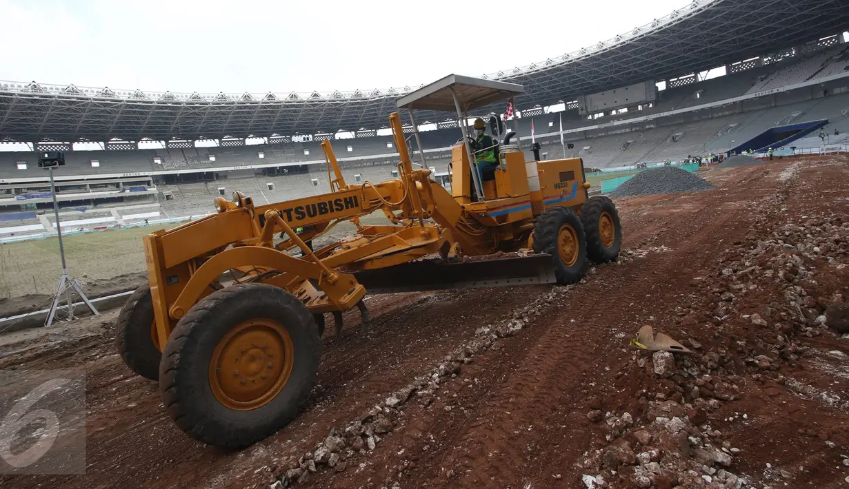 Pekerja mengoperasikan alat berat untuk menyelesaikan pengerjaan proyek renovasi Stadion Utama Gelora Bung Karno, Jakarta, Jumat (17/3). Renovasi Stadion GBK untuk Asian Games 2018 itu ditargetkan selesai pada Oktober 2017 (Liputan6.com/Immanuel Antonius)