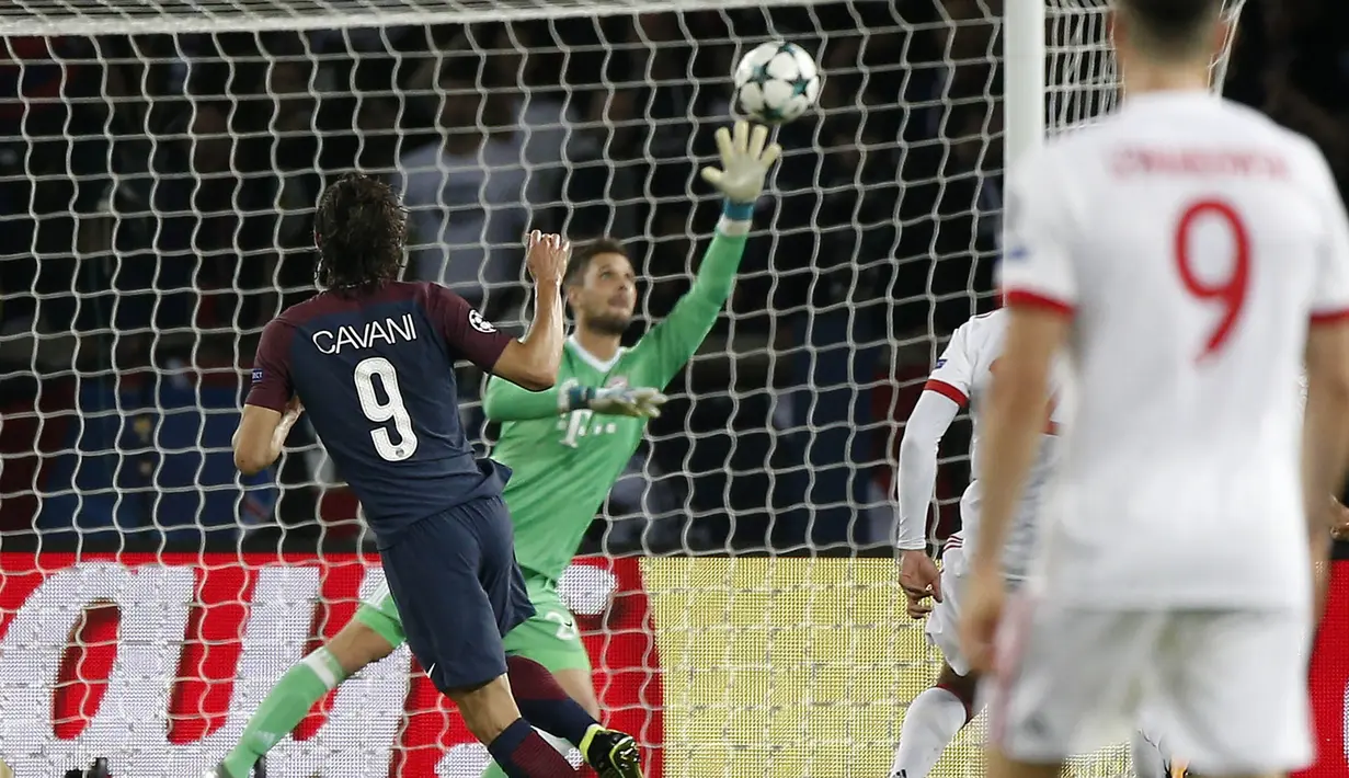 Striker PSG, Edinson Cavani, mencetak gol ke gawang Bayern Munchen pada laga Liga Champions di Stadion Parc des Princes, Kamis, Rabu (27/9/2017). PSG menang 3-0 atas Bayern Munchen. (AP/Thibault Camus)