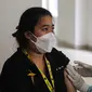Petugas kesehatan memberikan vaksin booster dosis kedua atau vaksinasi dosis keempat untuk tenaga kesehatan relawan yang bertugas di RSDC, Wisma Atlit, Kemayoran, Jakarta. Rabu (3/8/2022). Pemerintah melalui Kementerian Kesehatan (Kemenkes) mulai melaksanakan pemberian vaksinasi Covid-19 dosis keempat atau booster kedua bagi para tenaga kesehatan (nakes). (Liputan6.com/Faizal Fanani)