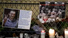 Foto yang diambil pada 22 Februari 2024 di Esplanade du Trocadero, Paris menunjukkan plakat dan lilin di tugu peringatan sementara saat berlangsung unjuk rasa oleh asosiasi "Rusia-Libertes" menyusul kematian pemimpin oposisi Alexei Navalny. (Ludovic MARIN/AFP)