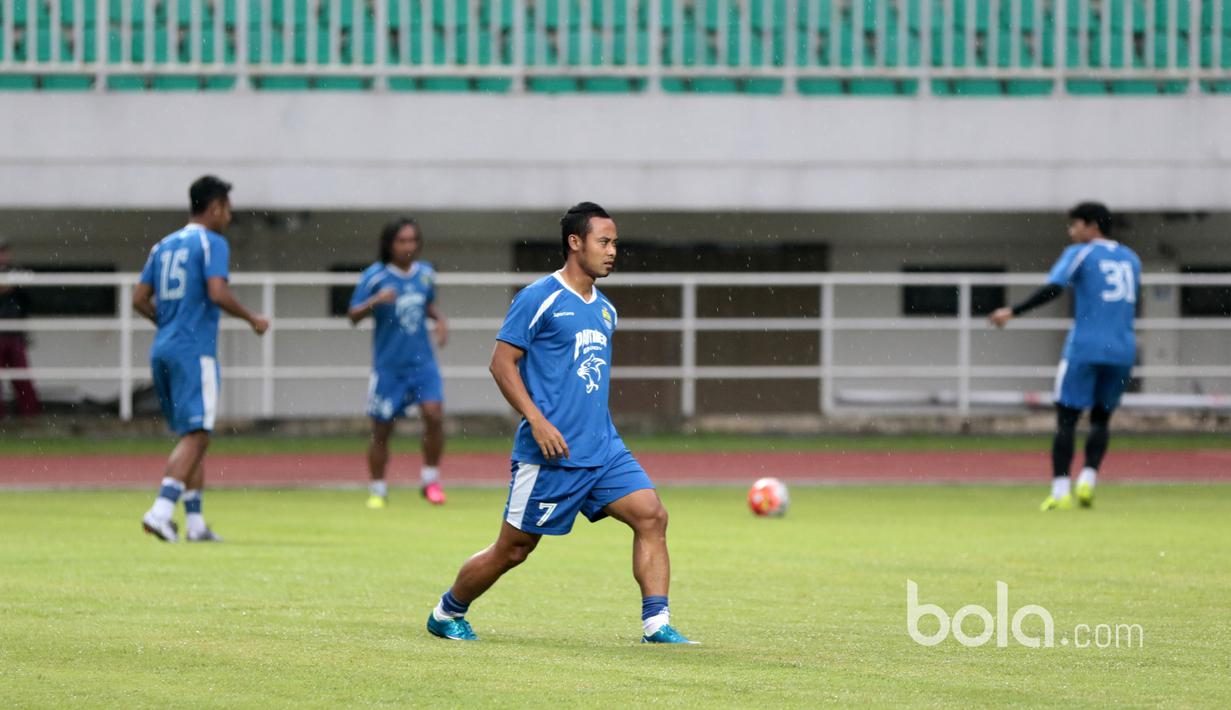 Atep melakukan pemanasan sebelum berlatih bersama timnya jelang perebutan tempat ketiga Piala Presiden 2017 melawan Semen Padang di Stadion Pakansari, Bogor, Jumat (10/3/2017). (Bola.com/Nicklas Hanoatubun)
