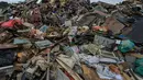 Barang-barang yang rusak terlihat setelah banjir surut di Mentakab, di negara bagian Pahang Malaysia (11/1/2021). Empat kematian dalam bencana banjir sejauh ini telah dilaporkan di Pahang dan Johor. (AFP/Mohd Rasfan)