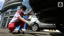 Teknisi melakukan uji emisi pada uji emisi gratis Asuransi Astra, di Jakarta, Minggu (12/12/2021). Sebanyak 400 mobil berusia diatas 3 tahun dari berbagai merk ikuti uji emisi untuk mengetahui kinerja mesin dan tingkat efisiensi pembakaran dalam mesin kendaraan bermotor. (Liputan6.com/Fery Pradolo)