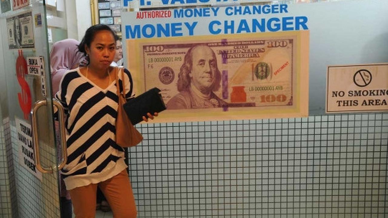 Rupiah tembus Rp 14.000, warga serbu money changer