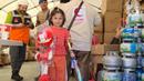 Seorang anak membawa bantuan mainan yang disalurkan organisasi kemanusiaan Bulan Sabit Merah Indonesia (BSMI) di pengungsian Taman Ataturk, Kahramansan, Turki, Selasa (21/2/2023). Bantuan tahap dua ini berupa mainan anak dan perlengkapan anak serta balita selama di pengungsian. (Liputan6.com/Andry Haryanto)