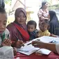 Warga antre saat mengikuti Bina Kependudukan (Biduk) di Pal Putih, Kramat, Senen, Jakarta, Rabu (10/7/2019). Biduk melayani pembuatan Kartu Indonesia Anak (KIA) serta Akta Kelahiran, dan pembaharuan KTP. (merdeka.com/Iqbal Nugroho)