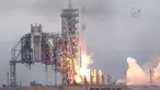 Roket Falcon 9 milik SpaceX bersiap meluncur dari landasan 39A, Kennedy Space Center, Florida, AS, Minggu (19/2). Roket Falcon 9 membawa kapsul Dragon berisi 2,5 ton perbekalan untuk para astronaut di ISS. (AFP PHOTO / NASA)