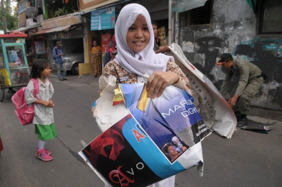 Aksi pelajar turunkan spanduk iklan rokok di warung dekat sekolah
