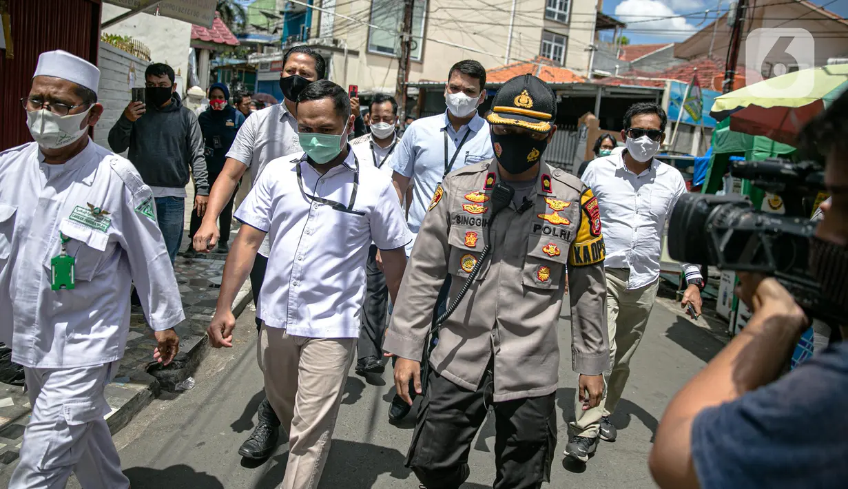 Anggota Polda Metro Jaya mendatangi kediaman Rizieq Shihab di kawasan Petamburan, Jakarta, Rabu (2/12/2020). Kedatangan tersebut untuk memberikan surat pemanggilan kepada Rizieq Shihab terkait acara Maulid Nabi dan resepsi pernikahan putrinya pada 14 November 2020 lalu. (Liputan6.com/Faizal Fanani)