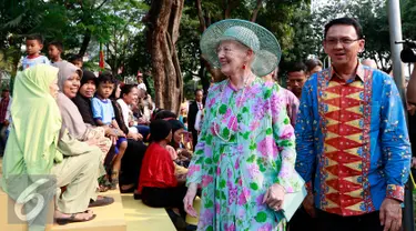 Ratu Denmark Margrethe II didampingi Gubernur DKI Jakarta Basuki T Purnama mengunjungi Ruang Publik Terpadu Ramah Anak (RPTRA) Kenanga di Cideng, Jakarta, Kamis (22/10/2015). (Liputan6.com/Yoppy Renato)