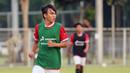 Peserta seleksi Timnas Indonesia U-17 sekaligus putra selebritas Darius Sinathrya, Lionel Nathan Sinathrya saat mengikuti seleksi Timnas Indonesia U-17 untuk Piala Dunia U-17 di Lapangan A, Senayan, Jakarta, Rabu (16/08/2023). (Bola.com/Abdul Aziz)