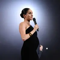 Meghan Markle berpenampilan lebih berani dengan menggunakan cat kuku gelap (Instagam/meghan.markle19)