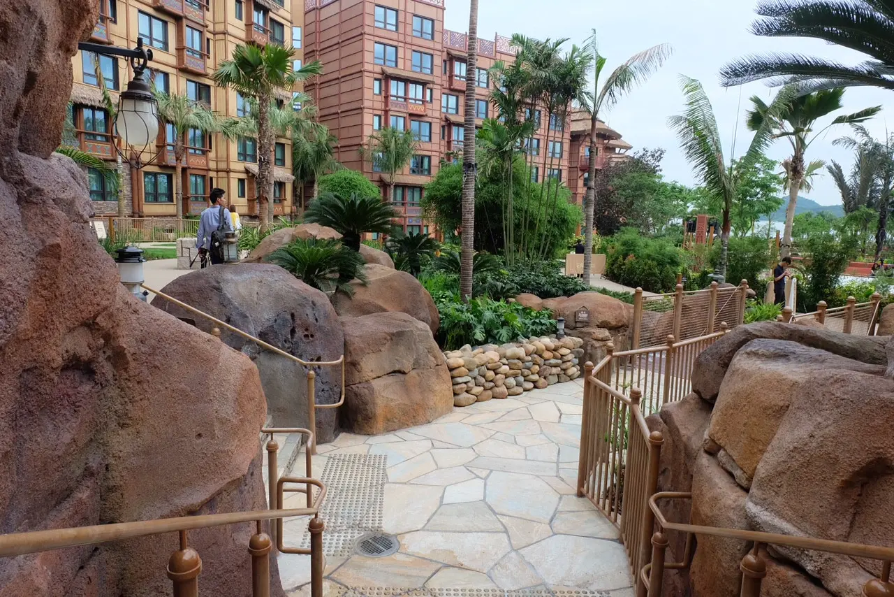 Gua dan jalan setapak untuk menyusuri salah satu taman di Disney  Explorers Lodge (Foto: Liputan6.com/Novi Nadya)