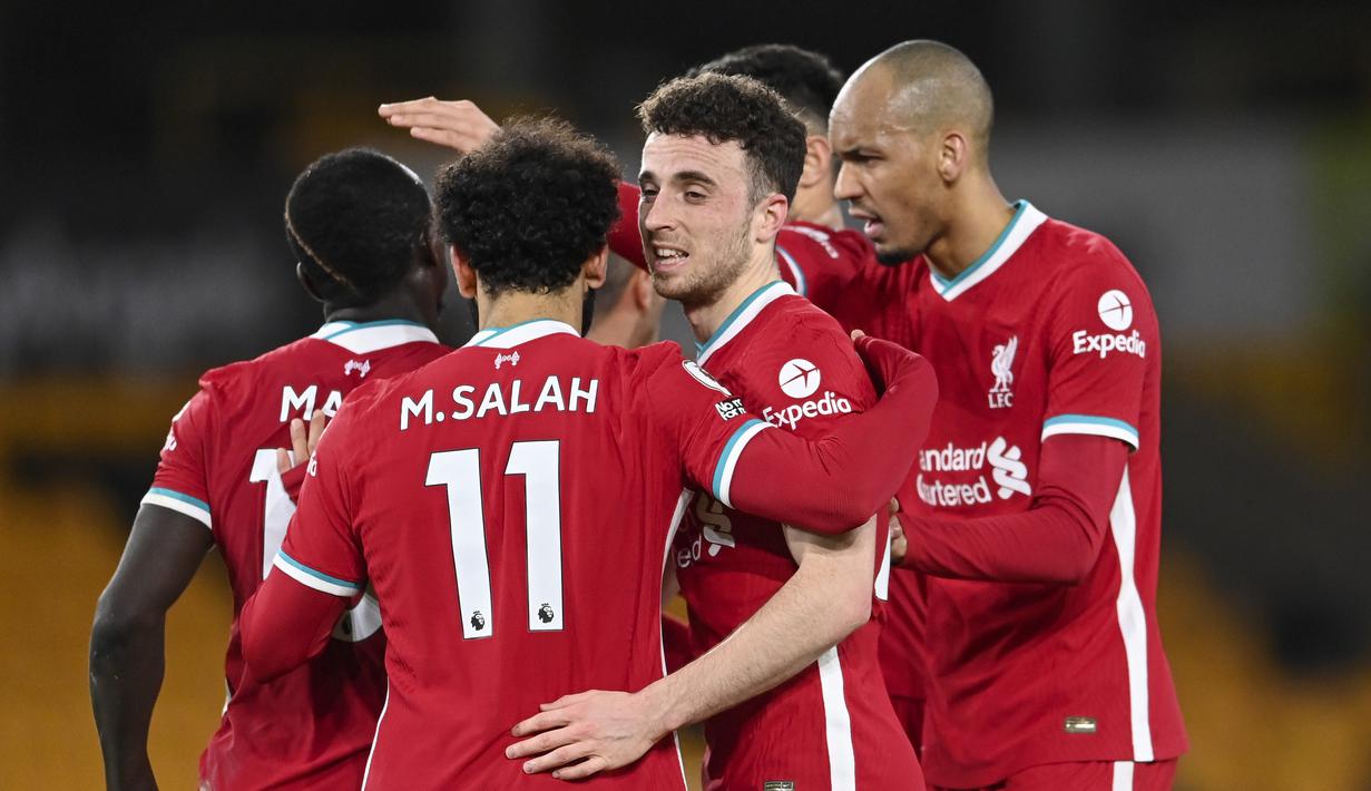 Para pemain Liverpool merayakan gol yang dibuat striker Diogo Jota (kedua dari kanan) ke gawang Wolverhampton Wanderers dalam laga lanjutan Liga Inggris 2020/2021 pekan ke-28 di Molineux Stadium, Senin (15/3/2021). Liverpool menang 1-0 atas Wolverhampton. (AP/Laurence Griffiths/Pool)