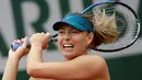 Petenis Rusia, Maria Sharapova mengembalikan bola saat melawan Richel Hogenkamp dari Belanda selama babak pertama turnamen tenis Prancis  Terbuka di stadion Roland Garros, Paris, (29/5). Sharapova menang 6-1, 4-6, 6-3. (AP Photo/Alessandra Tarantino)