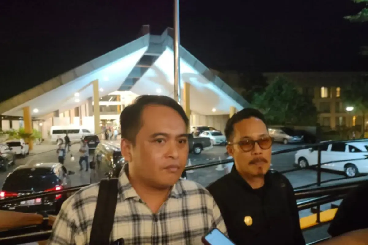 Ketua KPU Manado Ferley B Kaparang didampingi Ketua Divisi SDM, Ramly Pateda pada, Jumat (13/9/2024).