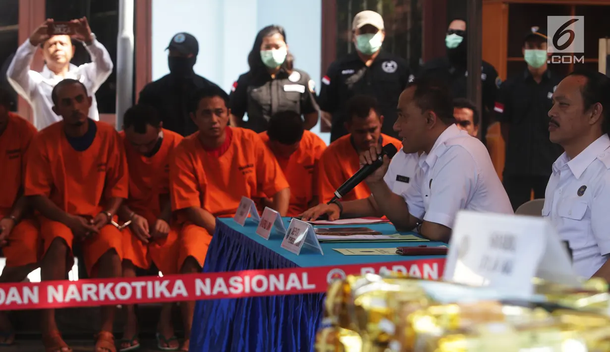 Kepala BNN Heru Winarko memberikan keterangan dalam pemusnahan barang bukti narkoba di Kantor BNN, Jakarta, Rabu (30/5). Barang bukti berasal dari empat kasus tindak pidana narkoba yang diungkap BNN dari Maret hingga April 2018. (Merdeka.com/Imam Buhori)