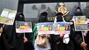 Massa Laskar Pembela Islam (LPI) membawa poster tuntutan saat mengawal pemeriksaan Habib Bahar bin Smith di depan Gedung Bareskrim Polri, Jakarta, Kamis (6/12). Massa LPI menuntut keadilan hukum bagi Habib Bahar. (Merdeka.com/Iqbal Nugroho)