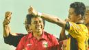 Pelatih Mitra Kukar, Jafri Sastra (kiri) merayakan kemenangan atas Arema Cronus bersama Rizki Pellu di Stadion Kanjuruhan, Kabupaten Malang, Minggu (17/1/2016). (Bola.com/Kevin Setiawan)