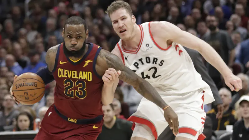 Aksi LeBron James saat Cavaliers melawan Raptors