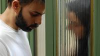 5 tanda ini menunjukkan kalau mantanmu diam-diam masih cinta. 