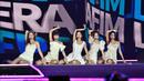 Grup K-Pop Korea Selatan Le Sserafim tampil pada konser Seoul Festa 2022 di Kompleks Olahraga Jamsil, Seoul, Korea Selatan, 10 Agustus 2022. Acara ini berlangsung pada tanggal 10 hingga 14 Agustus 2022. (Jung Yeon-je/AFP)