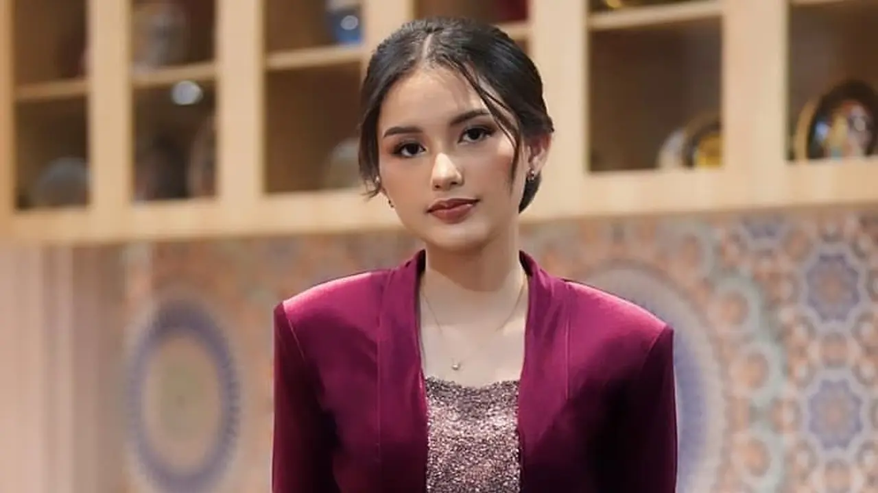 Gaya berkebaya Sarah Menzel
