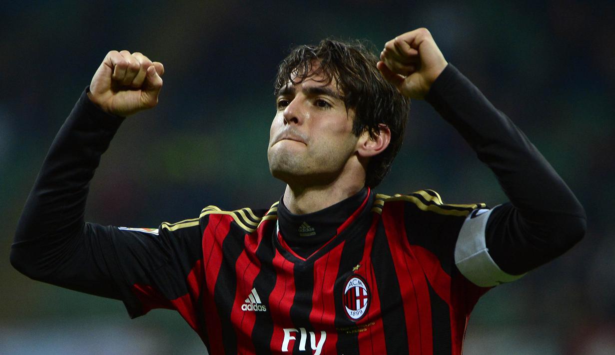 Kaka. Bintang Brasil dan AC Milan ini meraih satu-satunya trofi Ballon d'Or pada edisi 2007. Ia mengungguli Cristiano Ronaldo yang saat itu baru bersinar bersama Manchester United. Setelah 2007, barulah era Cristiano Ronaldo dan Lionel Messi dimulai dalam persaingan Ballon d'Or. (AFP/Olivier Morin)