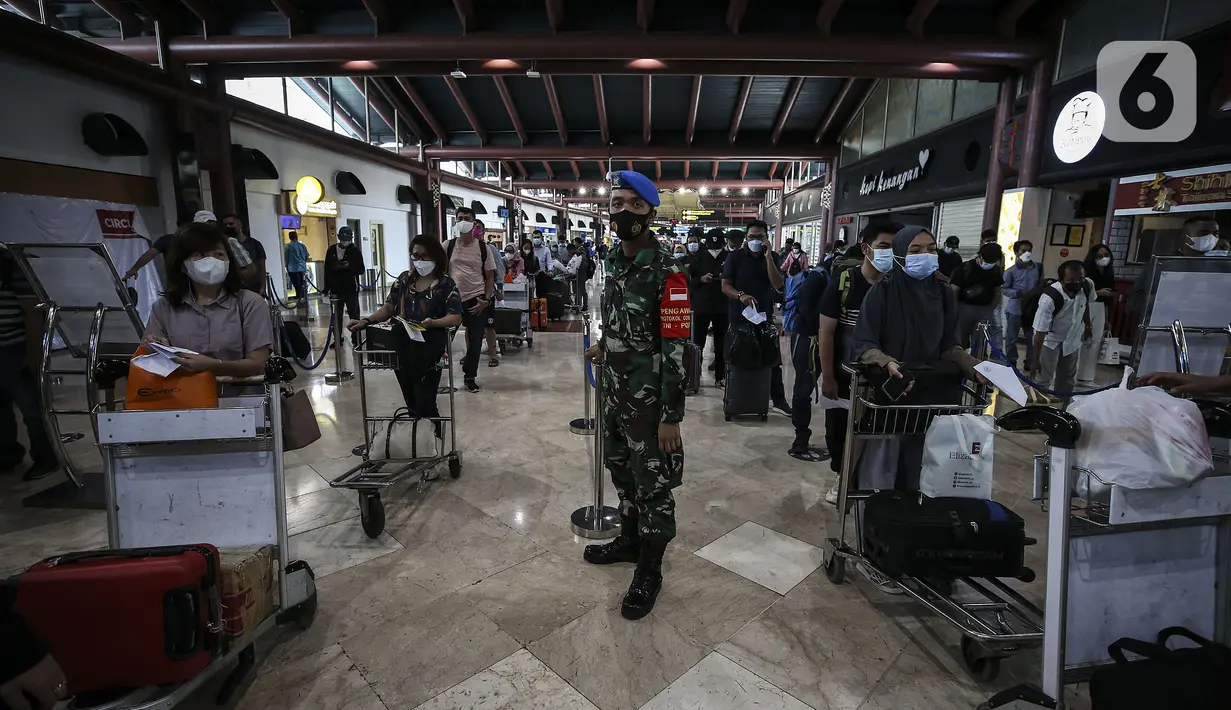 Tentara melakukan pengamanan di Terminal 2 Bandara Soekarno Hatta, Tangerang, Banten, Rabu (5/5/2021). Pergerakan penumpang H-1 jelang larangan mudik diprediksi berjumlah 86.000 penumpang atau naik 15 persen dibanding hari kemarin. (Liputan6.com/Johan Tallo)