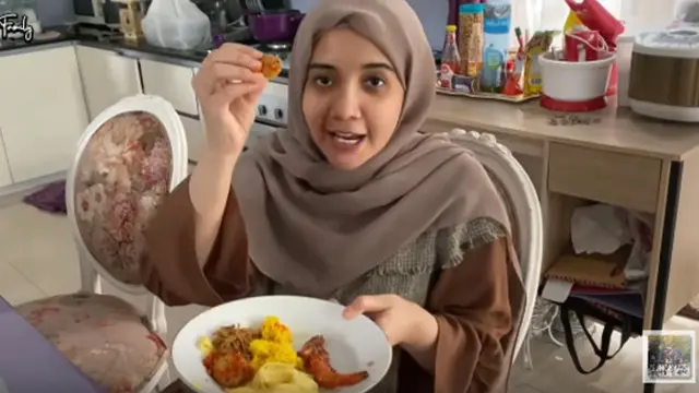 Zaskia Sungkar makan jengkol