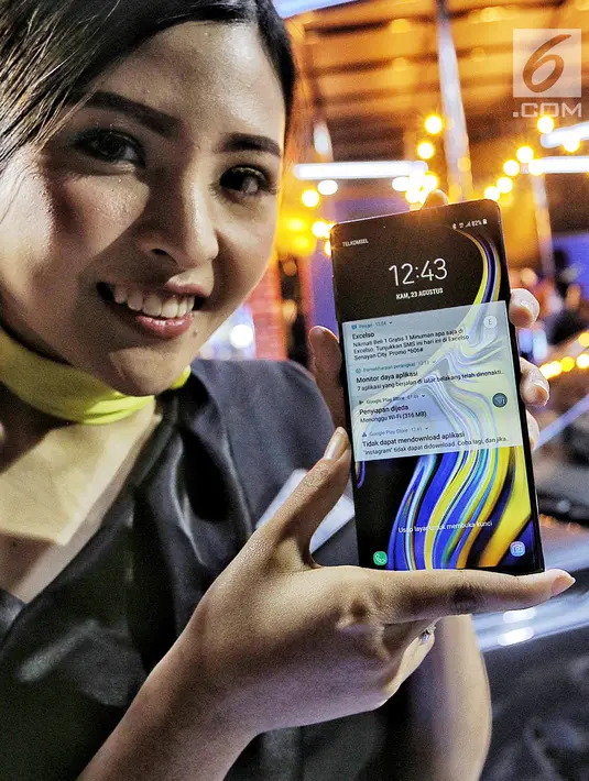 Samsung Galaxy Note 9 hadir dengan warna Midnight Black, Metallic Copper, dan Ocean Blue. Produk  ini ditawarkan kepada konsumen dengan harga Rp 13.499.000 (ROM 128GB/ 6 GB RAM) dan Rp 17.999.000 (ROM 512 GB/8 GB RAM). (Liputan6.com/Faizal Fanani)
