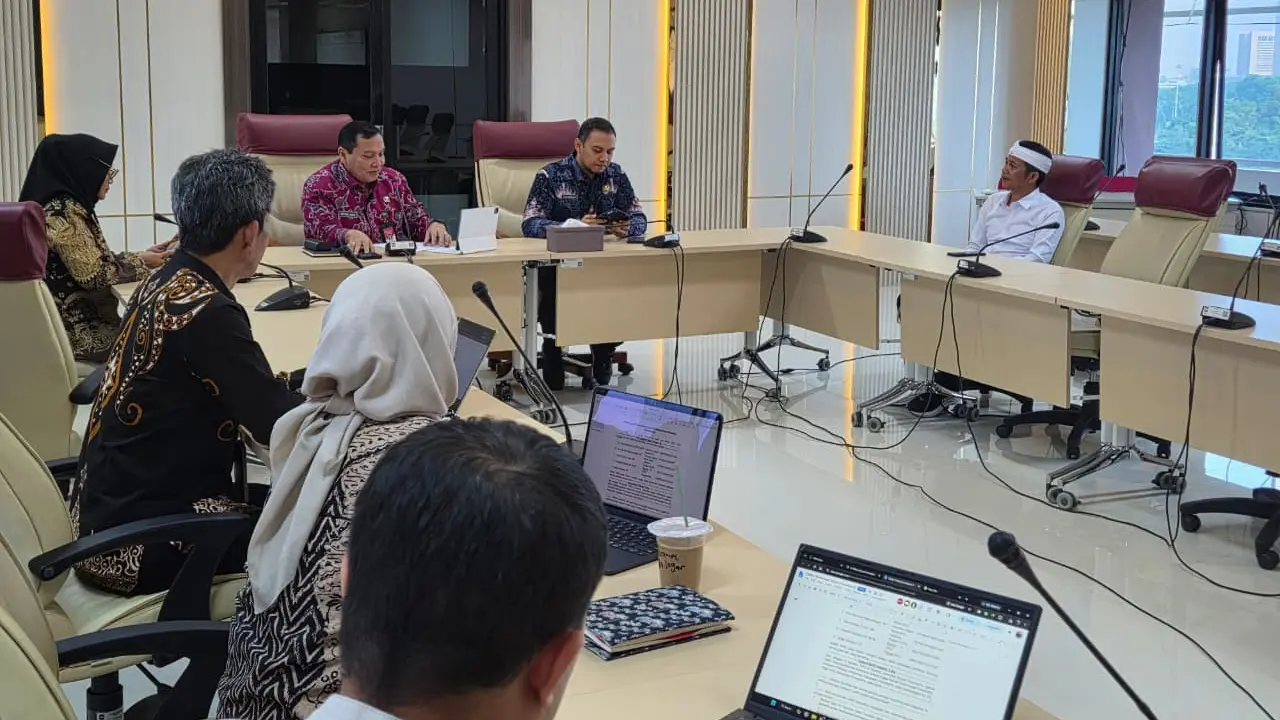 Inspektorat Jenderal (Itjen) Kementerian Dalam Negeri (Kemendagri) saat meminta klarifikasi kepada Bupati Purwakarta Saepul Bahri Binzein terkait kegaduhan lagu 'Lalaki Langit'. (Dok. Istimewa)