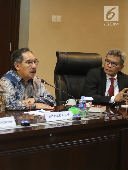 Staf Khusus Presiden Johan Budi dan Mantan Ketua KPK Antasari Azhar saat diskus di Kantor Staf Presiden, Jakarta, Rabu (9/1). Diskusi itu membahas Pelayanan Rakyat Bebas Korupsi. (Liputan6.com/Angga Yuniar)