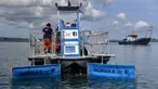 Kapal Mobula 8 membersihkan sampah di laut Pelabuhan Benoa, Denpasar, Bali, Selasa (21/3/2023). (SONNY TUMBELAKA/AFP)