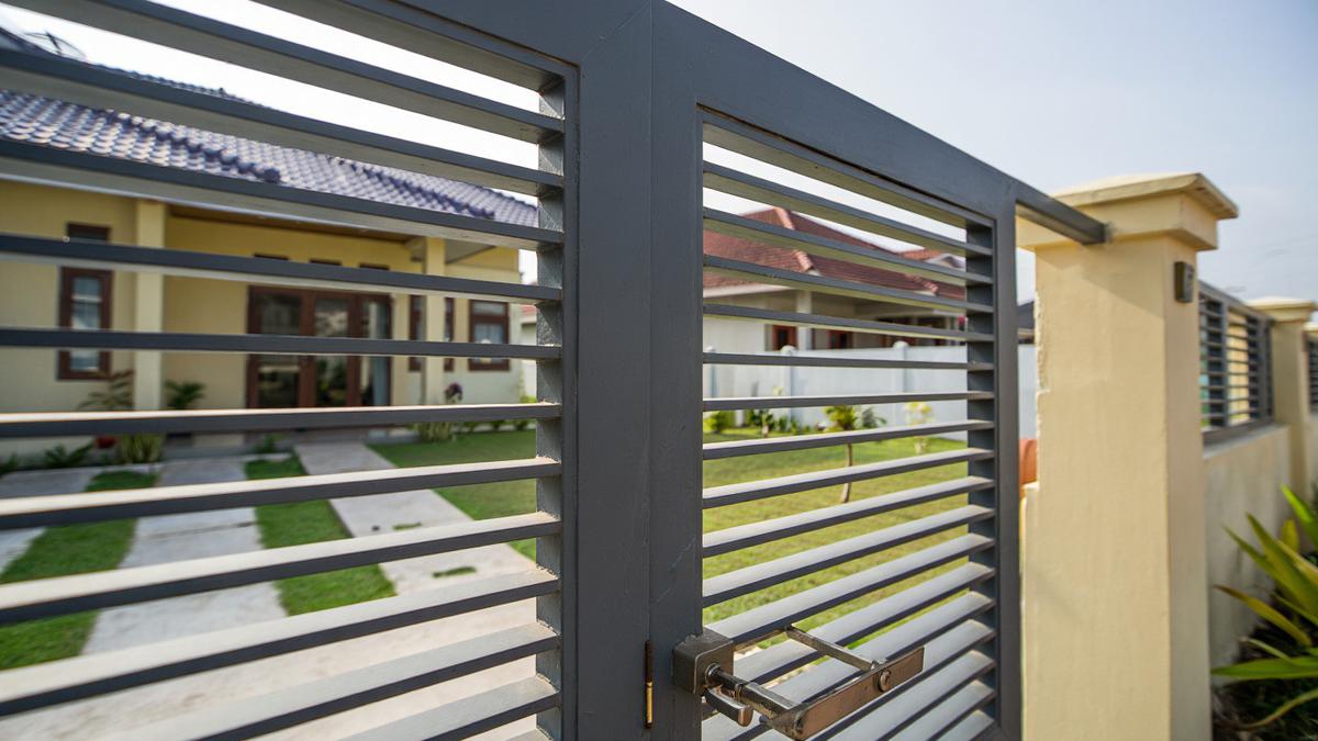 8 Model Pagar Motif Garis Rapat, Inspirasi Elegan agar Tampilan Rumah Makin Eksklusif