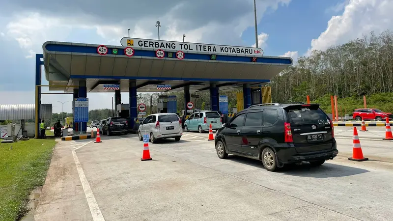 Sebanyak 46.902 kendaraan meninggalkan Pulau Sumatra untuk kembali ke Pulau Jawa melalui Jalan Tol Trans Sumatera (JTTS) via Gerbang Tol (GT) Bakauheni Selatan. (Dok Hutama Karya)