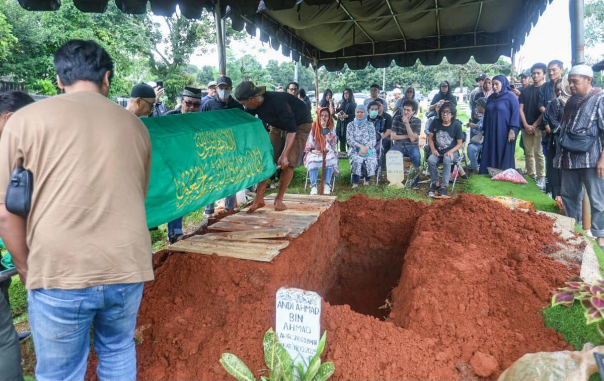 FOTO: Penghormatan Terakhir untuk Donny Fattah di TPU Kampung Kandang