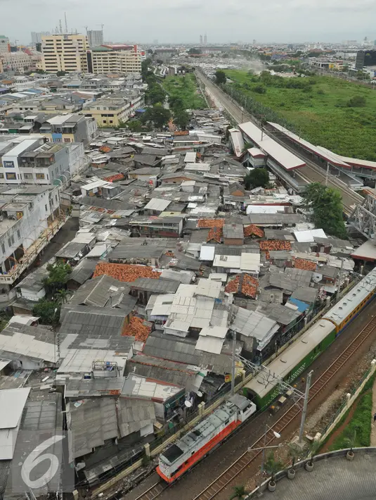 Suasana pemukiman padat Kampung Bandan, Jakarta, Senin (30/5).Lahan kosong akan disekitaran lokasi akan digunakan untuk membangun Rumah Susun Sewa (Rusunawa) bagi warga Kampung Bandan.(Liputan6.com/Gempur M Surya)